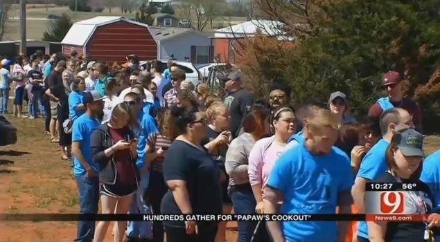Hundreds gather for Papaw